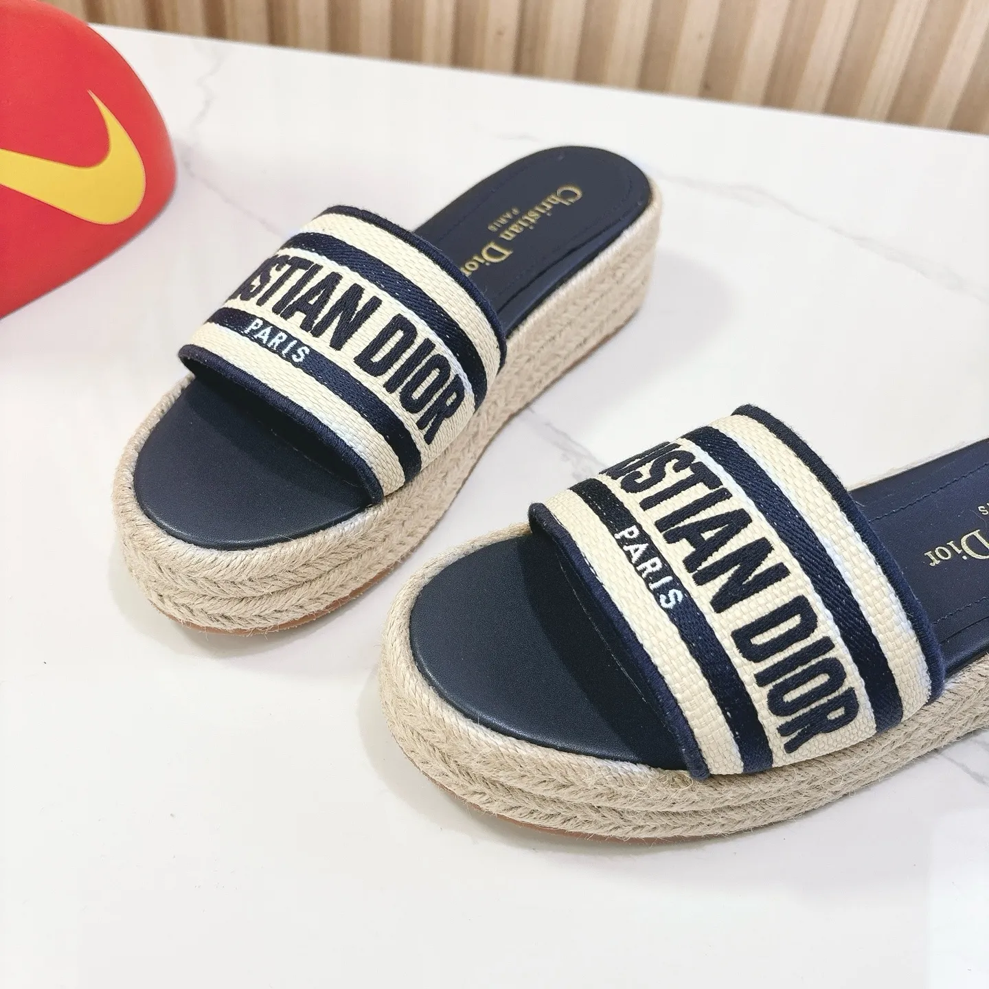 👟👟Ex-factory price 460👟👟 Dior 25ss spring and summer new IVIETA DWAY flat slippers sandals, original development of the top version on the market, CD letter logo three-dimensional embroidery thick-soled round toe open-toe slippers, soft and delicate foot feel, extremely comfortable, imported raffia electric embroidery on the upper, high-temperature water-soluble cotton technology fabric, water-dyed cowhide foot pad lining, original consistent combination outsole Code number: 35-41 (40.41 customized)